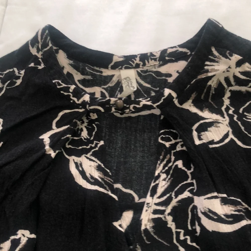 Free People oversized free style high low long sleeve blouse w V-neck front